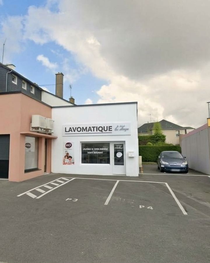 Façade de la laverie Lavomatique de Plérin Centre et son parking