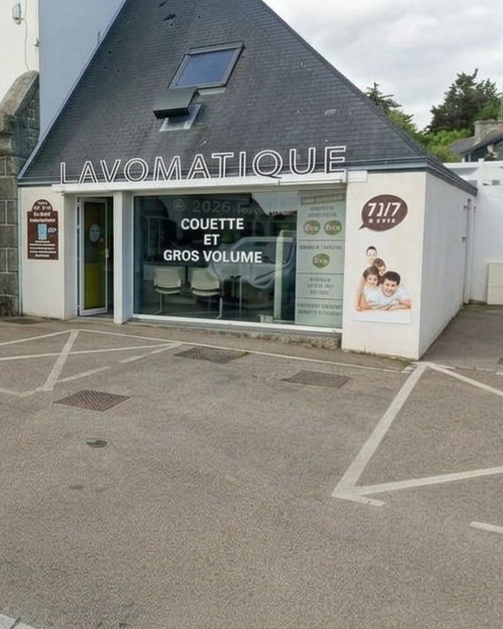 Façade de la laverie Lavomatique de Plérin Saint-Laurent, vue de la rue
