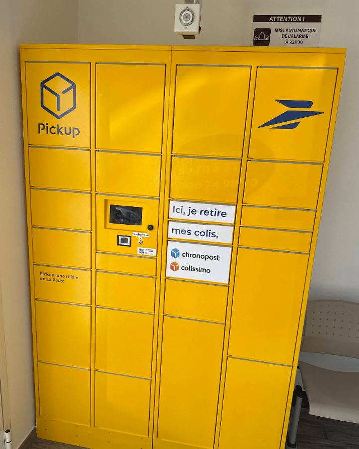 Consigne jaune Pickup pour retirer ses colis, dans la laverie de Plérin Saint-Laurent