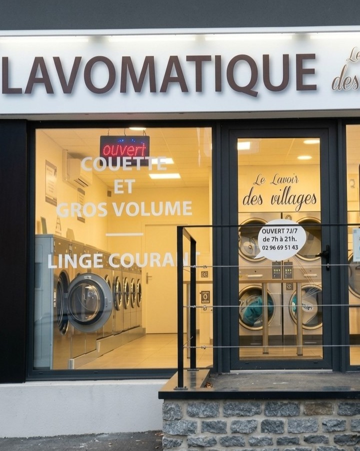 Vitrine de la laverie Lavomatique de Ploufragan