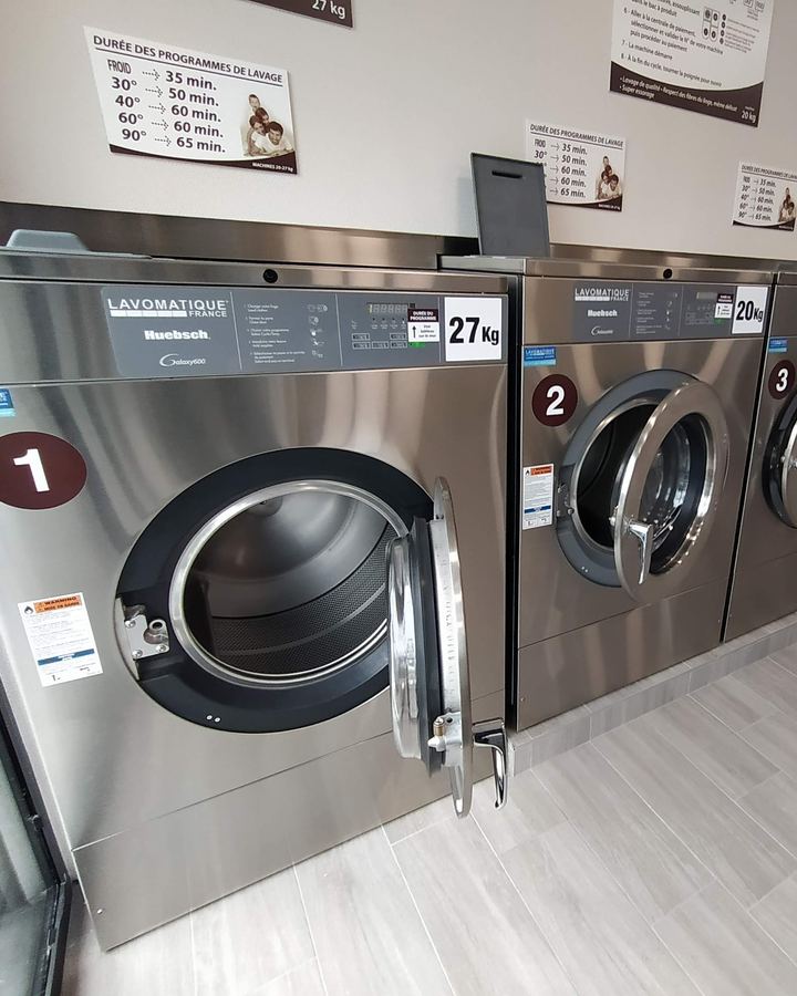 Lave-linges professionnels numérotés dans la laverie de Ploufragan