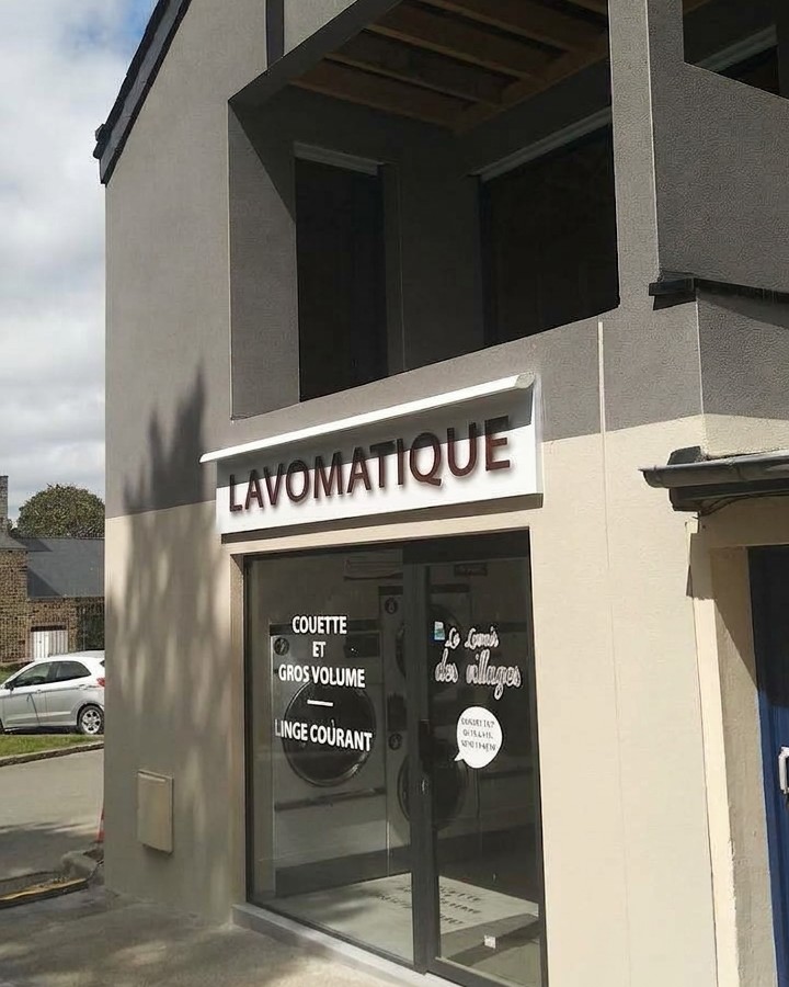 Façade de la laverie Lavomatique de Pordic et son enseigne