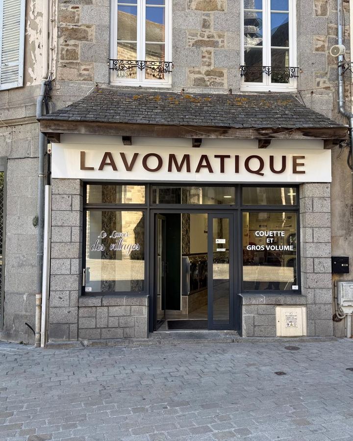 Façade de la laverie Lavomatique du Martray, place du Martray à Saint-Brieuc