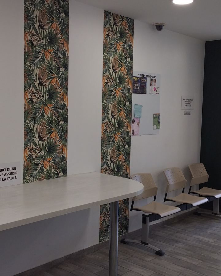 Espace d'attente avec banquette et table dans la laverie du Martray à Saint-Brieuc