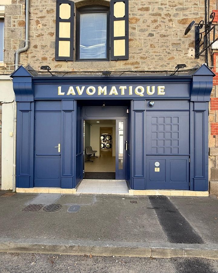 Façade bleue de la laverie Lavomatique, rue de la Corderie à Saint-Brieuc