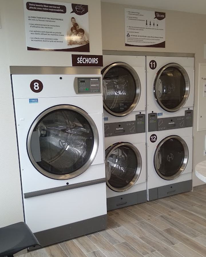 Sèche-linges superposés dans la laverie de Saint-Quay-Portrieux